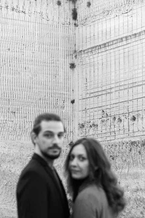 Laide e Stefano davanti a una parete di cava in tufo