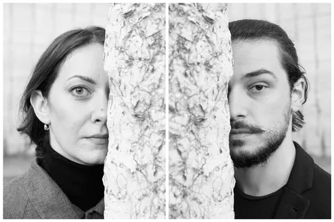 Ritratti in bianco e nero di Laide Aliani e Stefano Sileo, divisi da una colonna di pietra